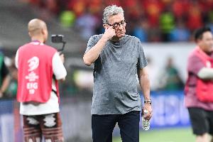 记者评伊万：如今他带着丰厚收益离任，却给中国足球留下一片混乱局面。