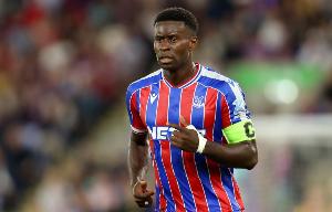 格伊与乔-戈麦斯今夏均曾险些离队，赛后二人亲密交谈引关注。