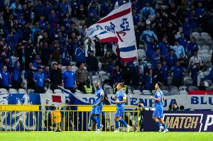 沪媒指出，申花在争冠中陷入被动，其根源不仅在于实力上存在细微差距，更暴露出经验方面的不足。