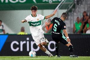 根据《每体》的报道，皇家马德里曾在今年1月尝试签下埃尔切的小将门多萨，但未能成功，而该球员视梅西为偶像。