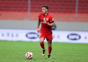 足球报报道，英博渴望在主场迎来一场精彩的赛季收官战，海港在最后一轮比赛中仍需全力以赴。