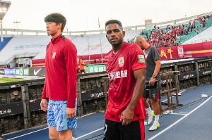 王伟谈亚泰降级：中国足球比的是生存，相信亚泰能重返顶级联赛。