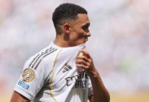 《泰晤士报》报道称，阿诺德的西班牙语水平正日益精进，并且他依旧与在利物浦的旧同事们保持着联系。