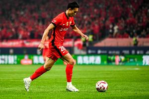 记者点评海港败局：球队替补阵容深度不足，三位置亟需补强合格轮换球员。