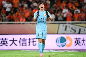 《足球报》指出，海港队跨赛季在亚冠赛场遭遇2平7负，已连续9场不胜，晋级前景不容乐观。