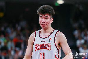 媒体人指出，中国球员若想实现进步，就必须勇于突破舒适圈，而余嘉豪确实已展现出显著改变。