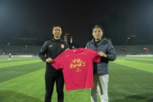 重庆铜梁龙向功勋主帅李章洙赠送冲超纪念球衣，传承重庆足球精神薪火。