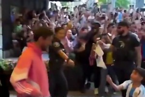 马卡报晒球迷在酒店外等候梅西视频，配文：美国为他疯狂