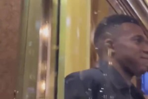 皇马球员抵达酒店，姆巴佩不断和阿拉木图的球迷打招呼