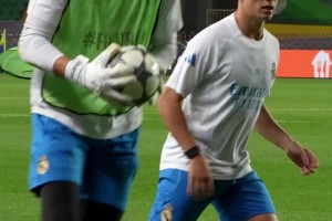 直击训练场！库尔图瓦手抛球助攻，小将贡萨洛凌空侧钩破门