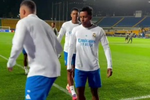 阿拉木图这球场竟然是人工草，皇马这踢的习惯嘛