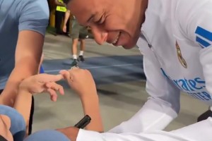 皇马球员为阿拉木图小球迷签名，原来姆总一直用左手写字