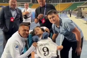 温情时刻！姆巴佩踩场时给阿拉木图的残疾小球迷签名并互动留念