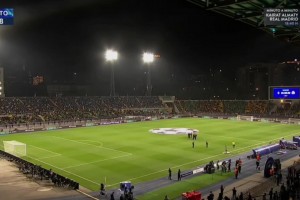 距离皇马的比赛还有两个小时，体育场几乎已经坐满了