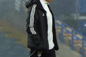 故地重游！穆里尼奥赛前独自踩场斯坦福桥，满眼熟悉皆过往