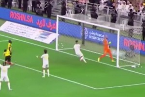 跑位太风骚了！40岁C罗这“饼”，一般球员可吃不着！