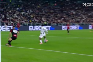 错失良机！戴维门前绝佳良机射门竟离谱滑倒了！