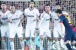 昔日国家德比，面对皇马豪华人墙，梅西打入精彩任意球