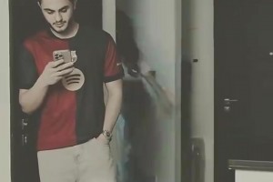 懂事的皇马女友默默换上了巴萨球衣，这才是好情侣