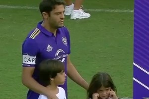 那一天，卡卡结束了自己 16 年的传奇生涯，依依不舍地告别了足球