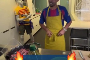 亚马尔父亲德比前直播做饭：我在这料理它们，我儿子在那料理他们