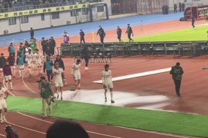 不抛弃不放弃！赛后远征客场的蓉城球迷依然为球队加油鼓劲！