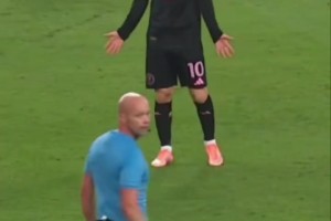 带不动！梅西对队友们的表现很生气