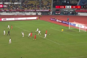 错失良机啊！拜合拉木单刀打门，被对方门将扑住