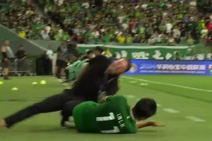 中超名场面：林良铭这次“误撞”直接导致主帅苏亚雷斯骨折